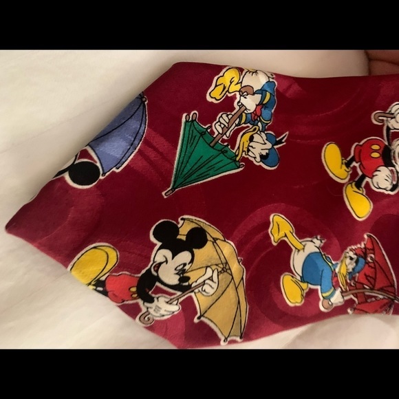Micky Mouse & Donald Duck umbrella men’s vintage silk tie with red background - Picture 9 of 9